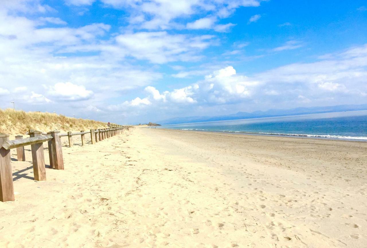 Stunning Beach Front House - Sleeps 6 Pwllheli Exterior photo